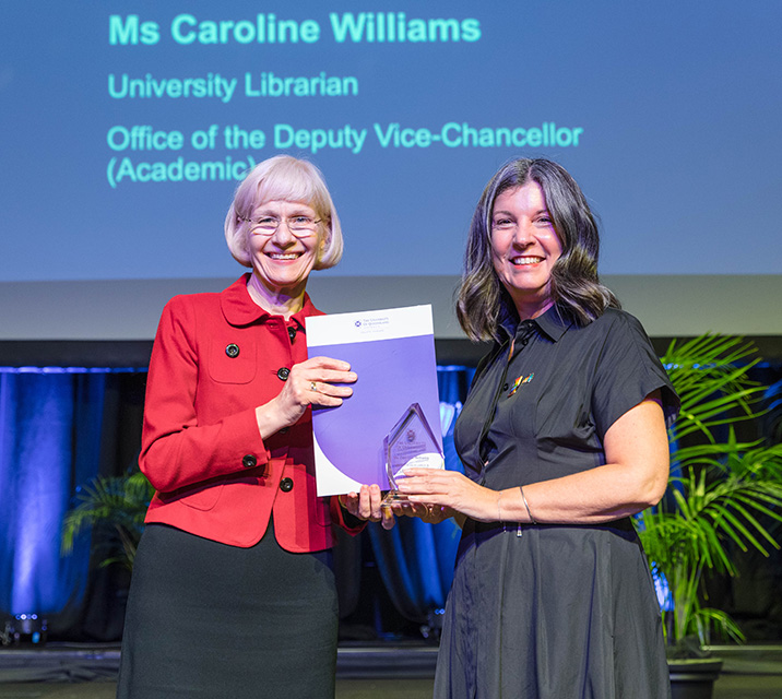 Ms Caroline Williams, University Librarian, Office of the Deputy Vice-Chancellor (Academic), Leadership Winner, 2022 UQ Awards for Excellence with Professor Deborah Terry AO, Vice-Chancellor and President.
